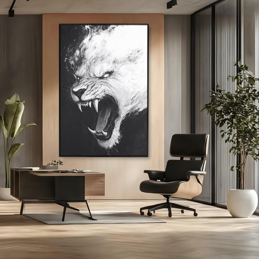 Tablou canvas cu tablou canvas cu tigru alb, in rama de aluminiu negru, pe perete intr-un birou